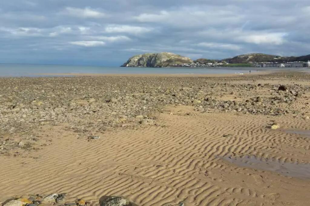 Orme View Dog Friendly Apartment Llandudno Luaran gambar
